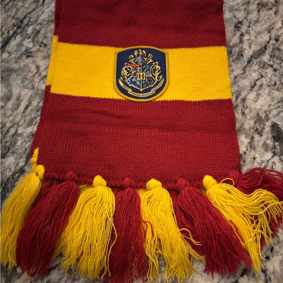 Hermione Granger Deluxe Child Costume - Black and Red. Scarf included - Picture 2 of 3